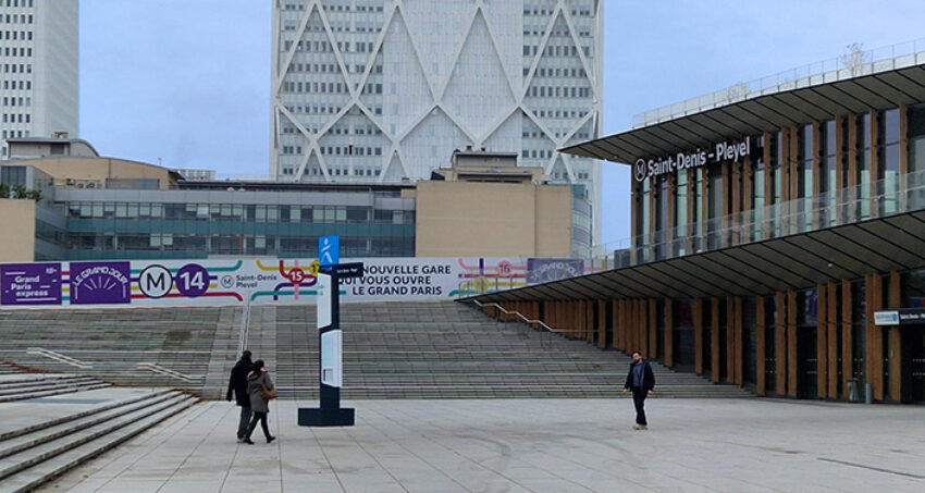 Parvis gare Saint-Denis Pleyel totem information Voyageurs Urbaneo - BIV Axentia