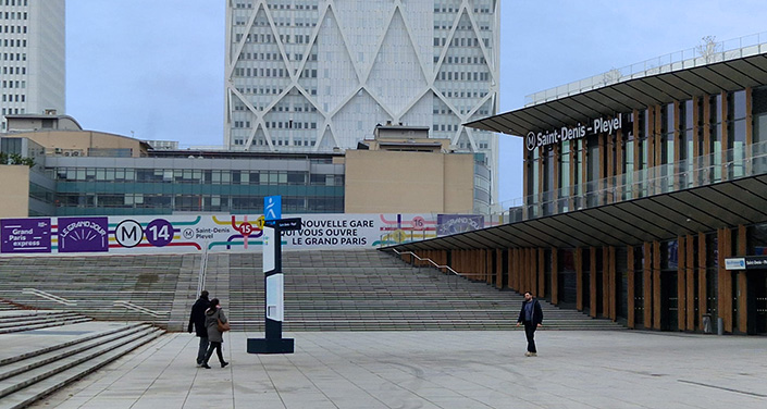 Parvis gare Saint-Denis Pleyel totem information Voyageurs Urbaneo - BIV Axentia