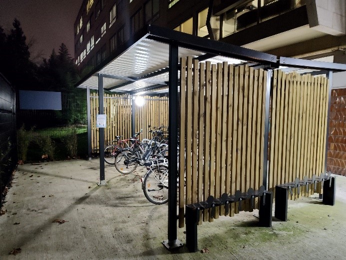 abri-velo-range-trottinettes-eclairage-klewood-double-entree-urbanéo